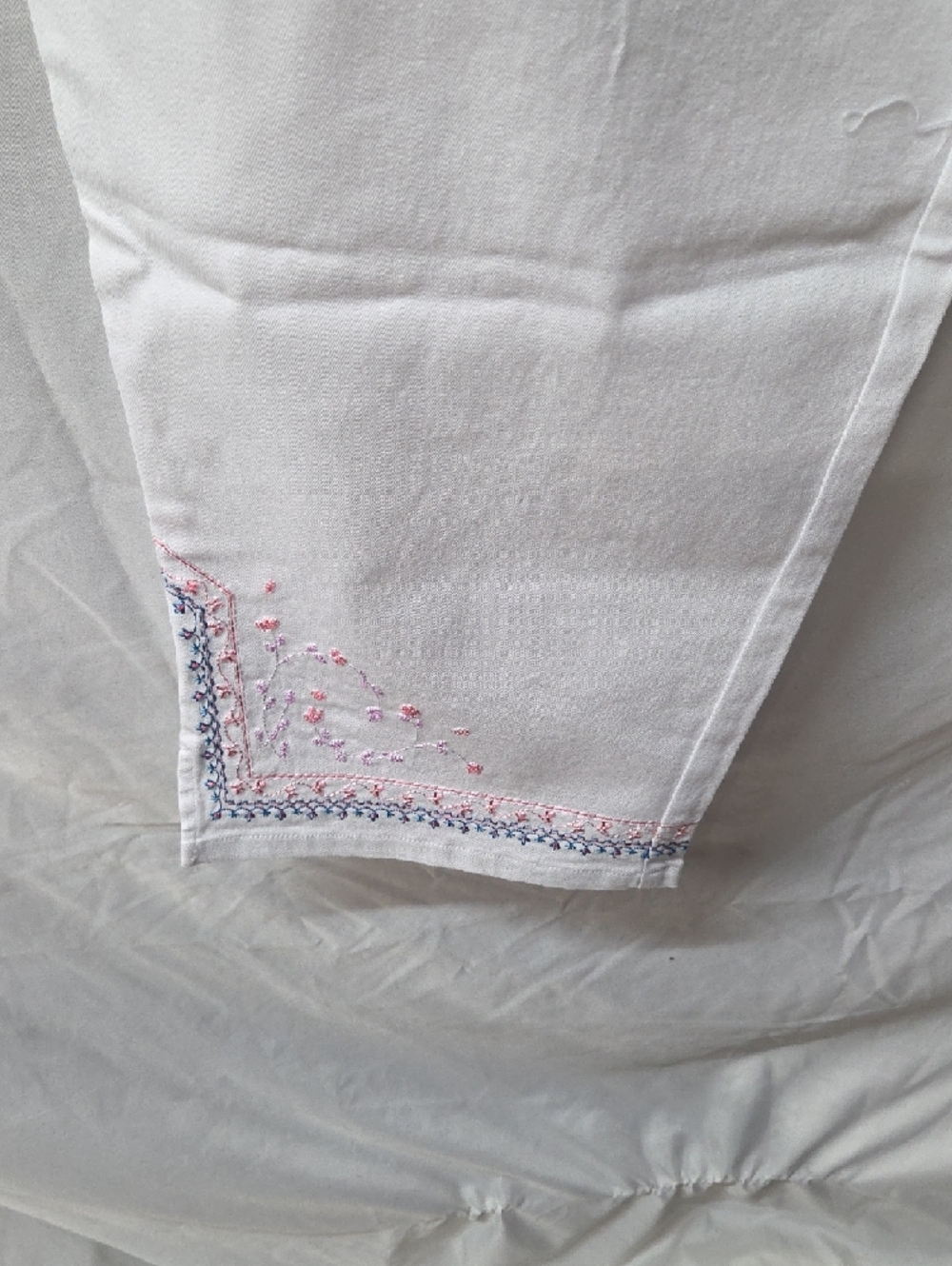 Denim&Co White Cropped Capris with Subtle Pink & Blue Embroidery XL - Picture 2 of 8
